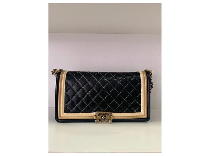 Borsa a tracolla Chanel Boy in pelle matelassé nera e oro Nero D'oro - vista 5