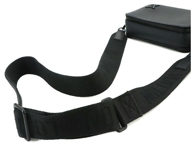 Cartera de hombro Louis Vuitton LV Aerogram Alpha Nero - vista 4