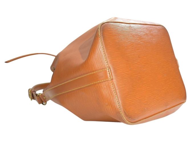 Louis Vuitton Petit Noé Cipango Gold Pelle Epi Marrone - vista 9
