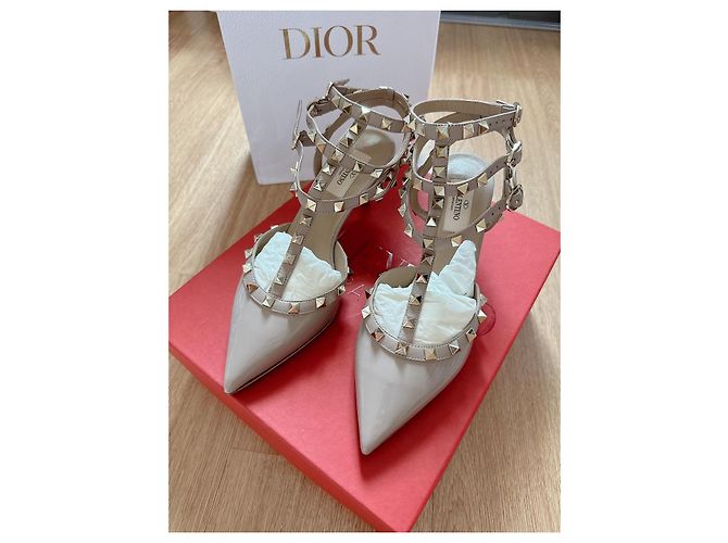 Valentino Garavani Zapatos de tacón Rockstud T-Strap Beige - vista 2