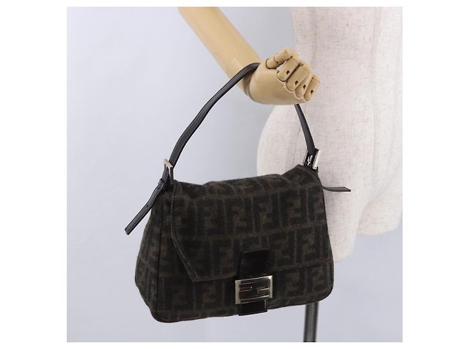 Borsa a tracolla FENDI Zucca Canvas Mamma Baguette Lana Brown Black Auth BA15090V Marrone Nero - vista 26