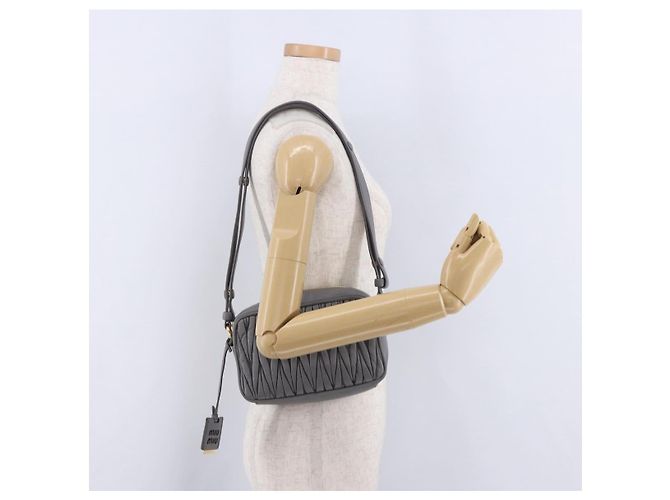 Borsa a tracolla Miu Miu Matelassé in pelle grigia oro Auth 200246V Marrone D'oro - vista 23