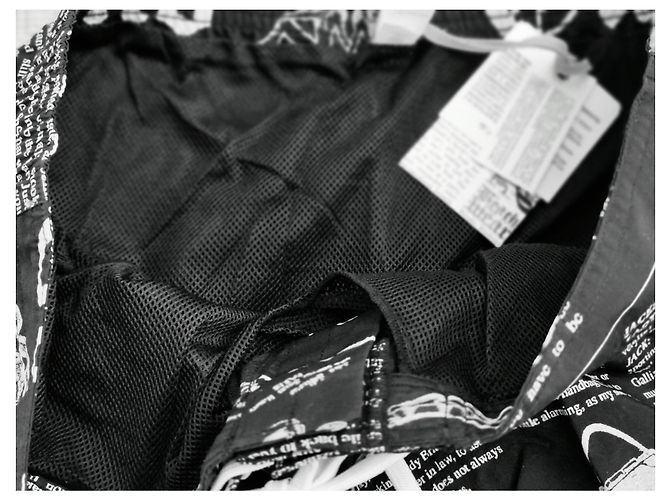 John Galliano Badehose mit Zeitungsprint - XL Schwarz Weiß - Ansicht 3