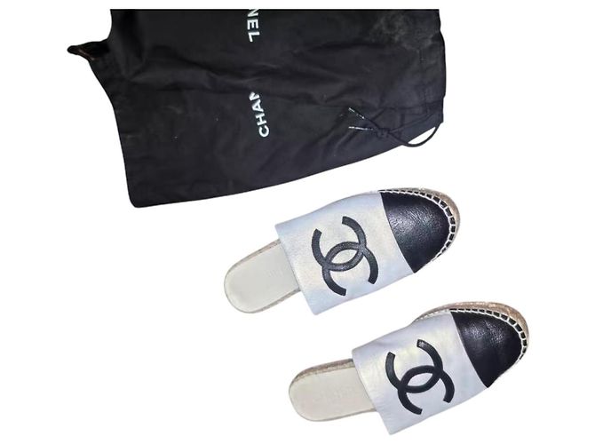 Chanel Mules Espadrilles in Pelle Nero e Bianco CC - vista 2