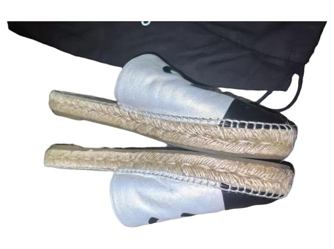 Chanel Mules Espadrilles in Pelle Nero e Bianco CC - vista 3