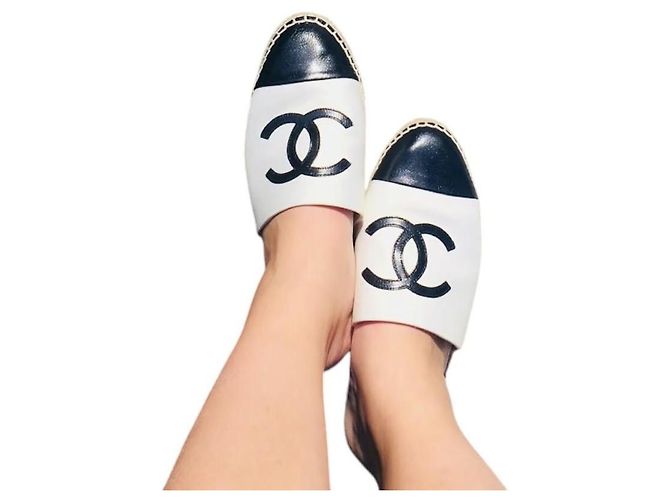 Chanel Mules Espadrilles in Pelle Nero e Bianco CC - vista 8