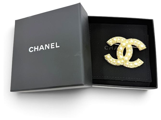 Chanel F24V Gold Coco Mark Brosche mit Kunstperlen Golden - Ansicht 2