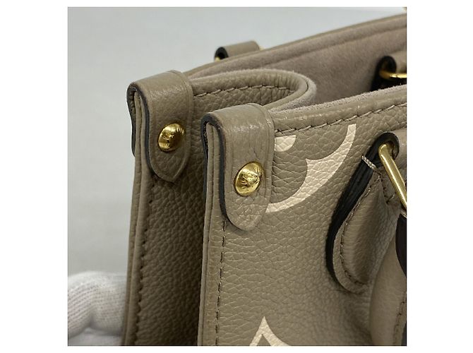 Borsa Louis Vuitton Monogram Empreinte Bicolor OnTheGo BB Beige - vista 7