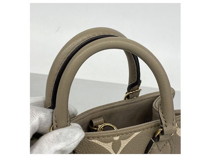 Borsa Louis Vuitton Monogram Empreinte Bicolor OnTheGo BB Beige - vista 8