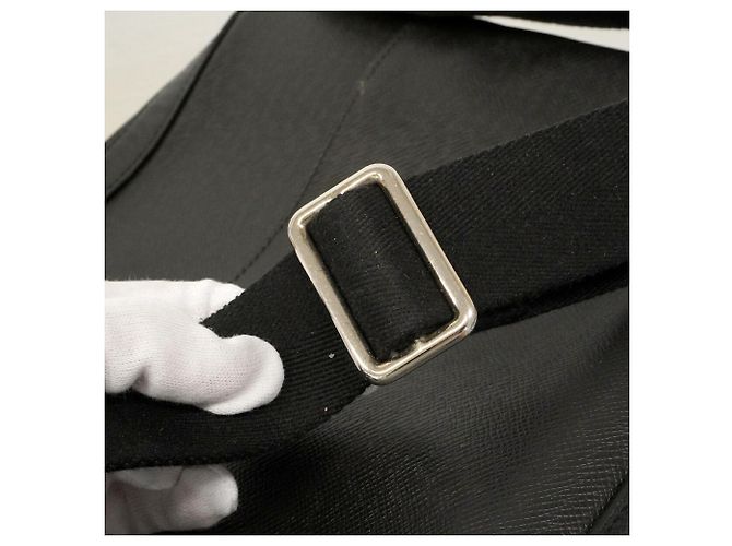 Borsa a tracolla Louis Vuitton Taiga Anton MM Nero - vista 11