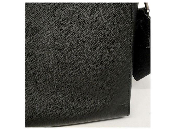 Borsa a tracolla Louis Vuitton Taiga Anton MM Nero - vista 12