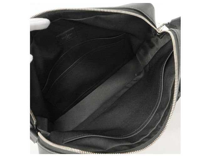 Borsa a tracolla Louis Vuitton Taiga Anton MM Nero - vista 4