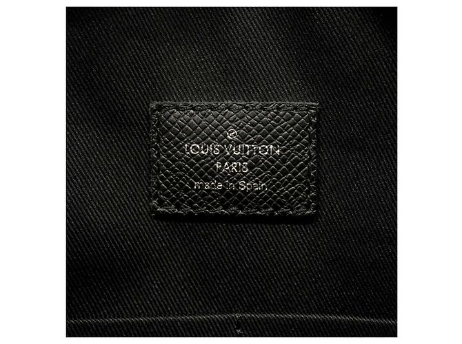 Borsa a tracolla Louis Vuitton Taiga Anton MM Nero - vista 5
