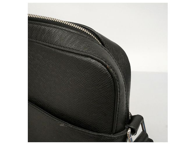 Borsa a tracolla Louis Vuitton Taiga Anton MM Nero - vista 8
