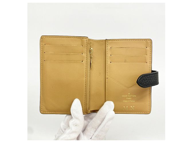 Louis Vuitton LV Vertical Wallet Compact M81561 Noir Nero - vista 3