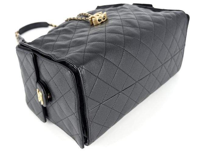 Sac à épaule Chanel en cuir noir et blanc - vue 3