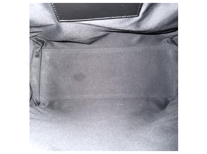Sac à épaule Chanel en cuir noir et blanc - vue 4