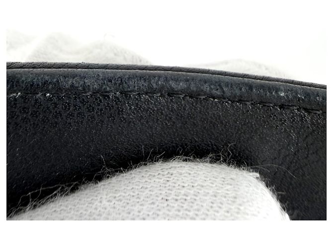 Sac à épaule Chanel en cuir noir et blanc - vue 8