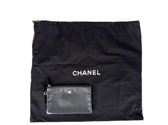 Sac à épaule Chanel en cuir noir et blanc - vue 9