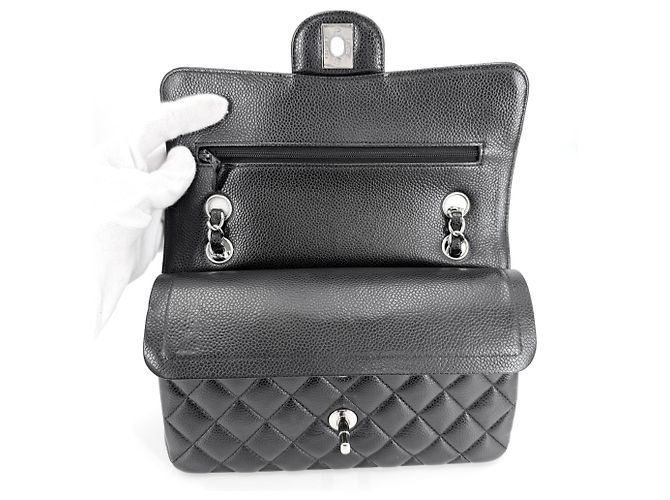 Borsa a tracolla Chanel Matelassé 23 Nero Bianco - vista 4