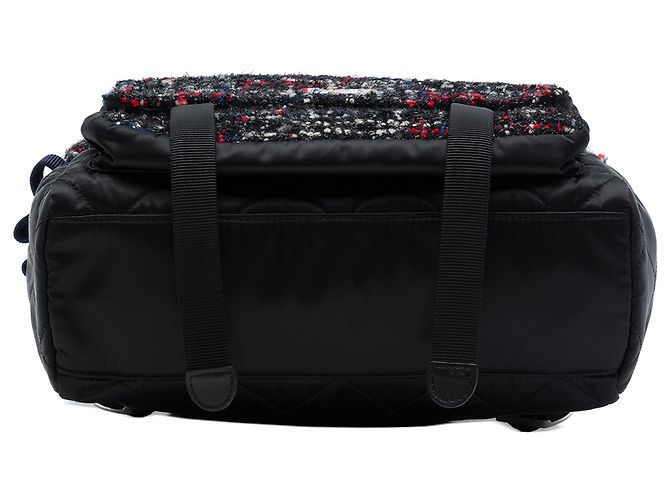 Mochila Chanel Astronaut Essentials em nylon acolchoado preto e tweed - vista 3