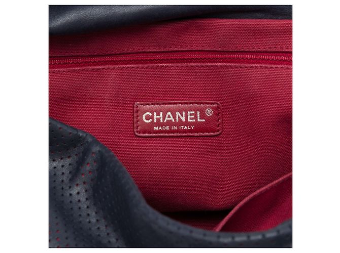 Borsa a tracolla espandibile Chanel in vitello traforato blu Blu navy - vista 5