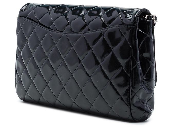 Clutch de aba acolchoada em verniz preto Chanel CC com corrente - vista 2