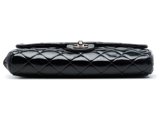 Clutch de aba acolchoada em verniz preto Chanel CC com corrente - vista 3