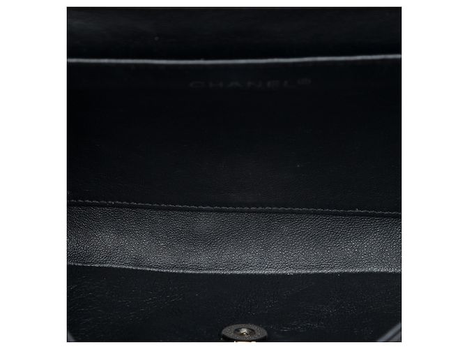 Clutch de aba acolchoada em verniz preto Chanel CC com corrente - vista 4