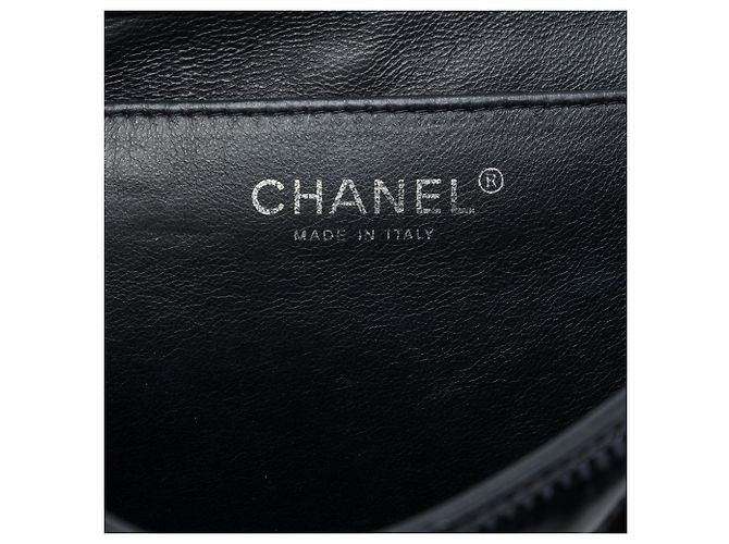 Clutch de aba acolchoada em verniz preto Chanel CC com corrente - vista 5