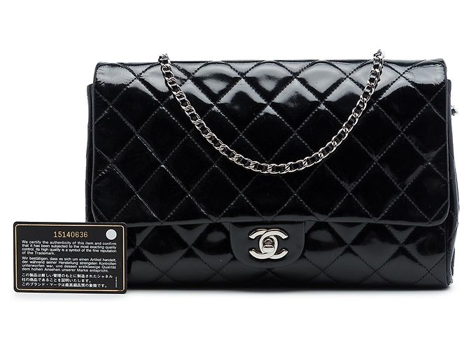Clutch de aba acolchoada em verniz preto Chanel CC com corrente - vista 7