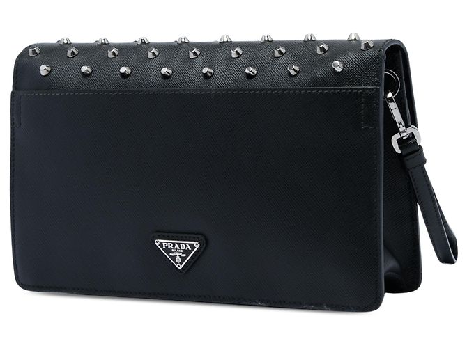 Pochette da polso Prada in Saffiano nero con borchie e chiusura push lock - vista 2