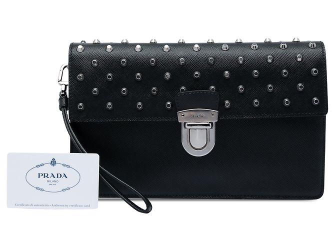 Pochette da polso Prada in Saffiano nero con borchie e chiusura push lock - vista 6