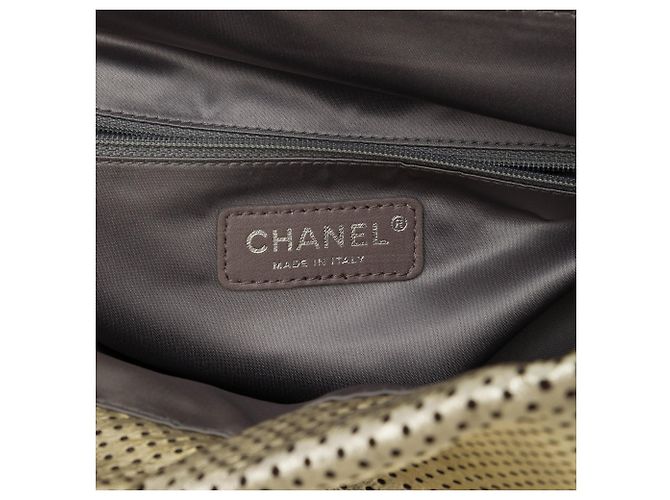 Borsa Drill Chanel in vitello metallizzato craquelé traforato oro D'oro - vista 5