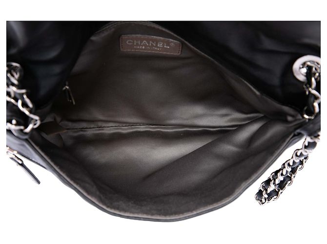Chanel Black Quilted Metallic Distressed Lambskin CC Crystal Flap Nero - vista 4