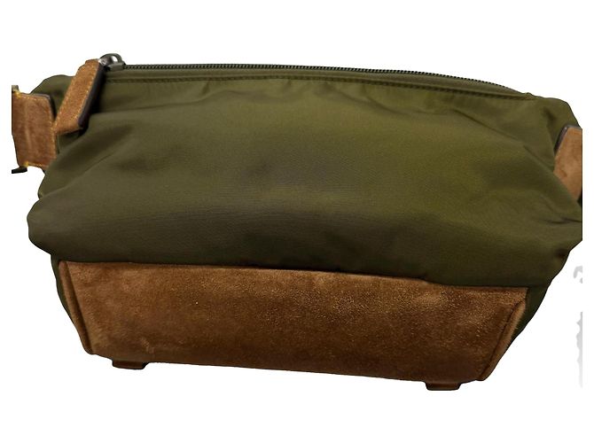 Bolsa Messenger Prada em Re-Nylon com acabamento em camurça marrom Caqui - vista 2