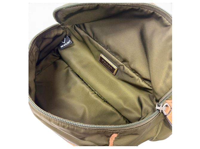 Bolsa Messenger Prada em Re-Nylon com acabamento em camurça marrom Caqui - vista 4