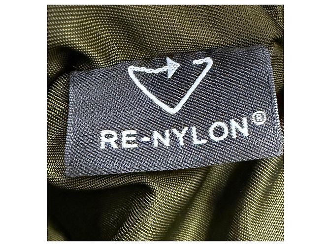 Bolsa Messenger Prada em Re-Nylon com acabamento em camurça marrom Caqui - vista 7
