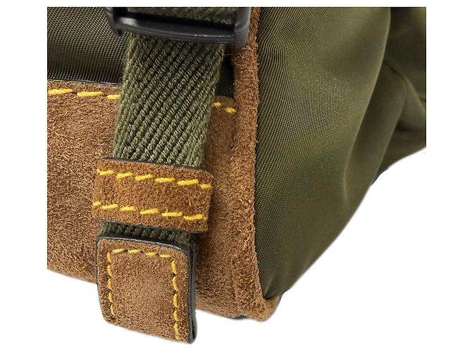 Bolsa Messenger Prada em Re-Nylon com acabamento em camurça marrom Caqui - vista 8