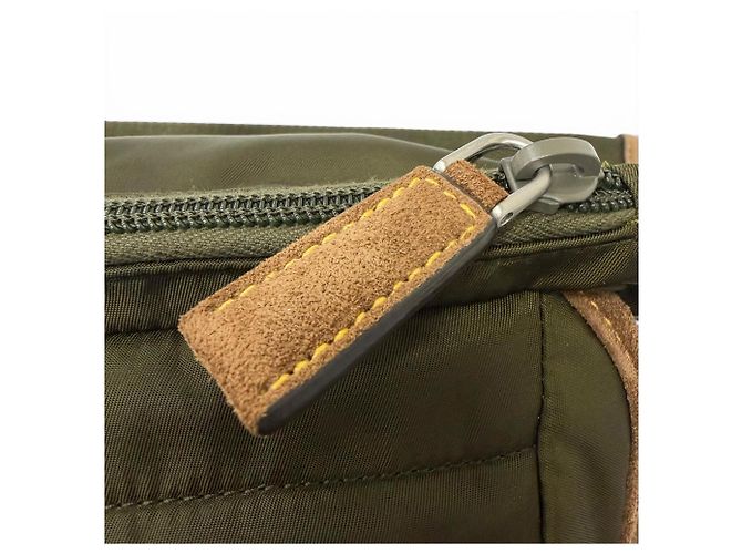 Bolsa Messenger Prada em Re-Nylon com acabamento em camurça marrom Caqui - vista 9