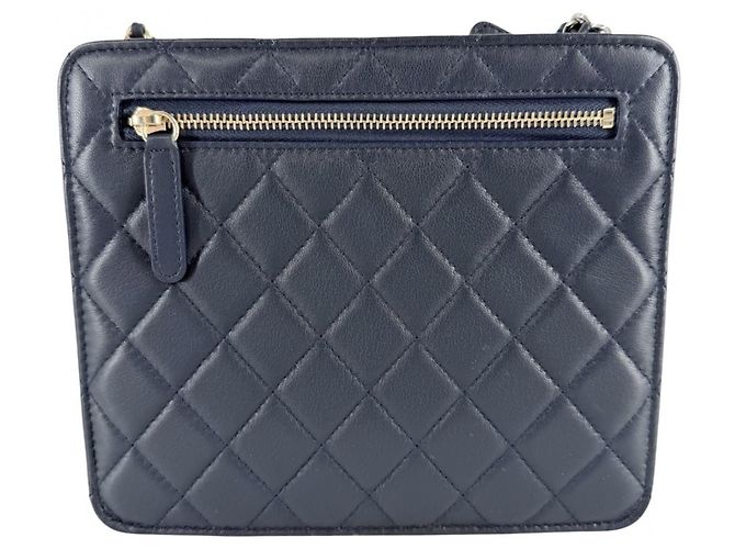 Borsa a tracolla Chanel Matelassé in pelle blu navy - vista 2