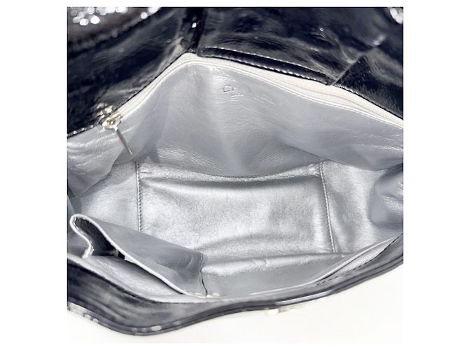 Borsa a tracolla Chanel in pelle verniciata Nero Bianco - vista 4