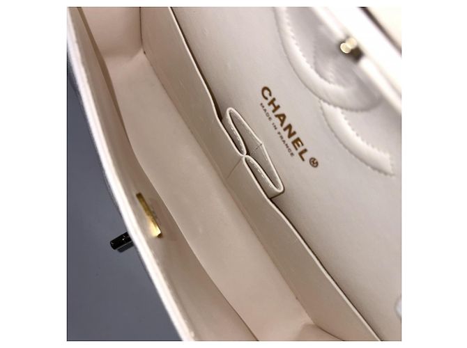 Timeless Chanel Matelassé 25 Shoulder Bag White - view 4