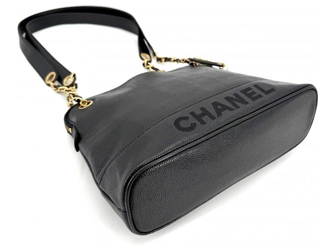 Chanel Handtasche aus schwarzem genarbtem Kalbsleder - Ansicht 3