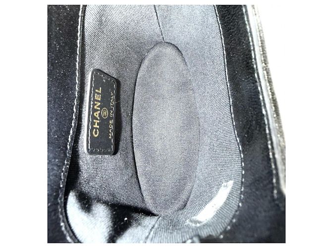 Borsa a tracolla Chanel Matelassé in pelle nera Nero - vista 4