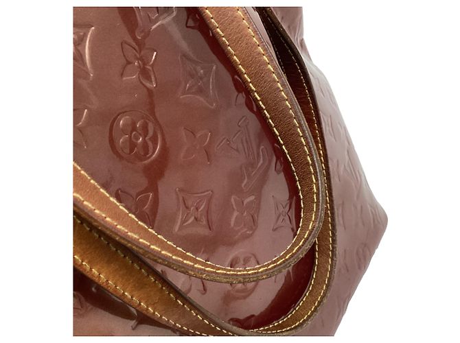Bolso Tote Louis Vuitton Bellevue GM en piel charol burdeos - vista 14