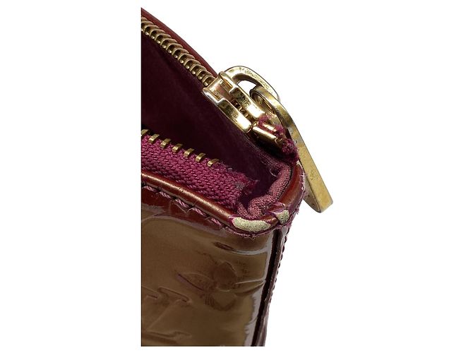 Bolso Tote Louis Vuitton Bellevue GM en piel charol burdeos - vista 15