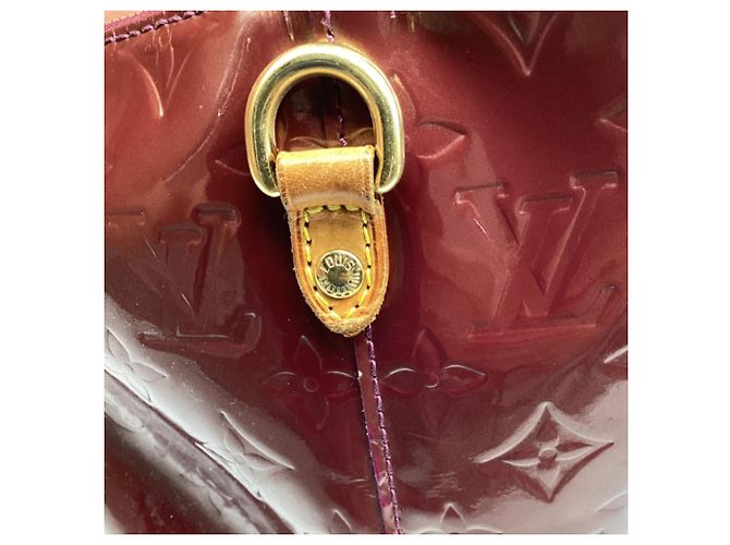 Bolso Tote Louis Vuitton Bellevue GM en piel charol burdeos - vista 7