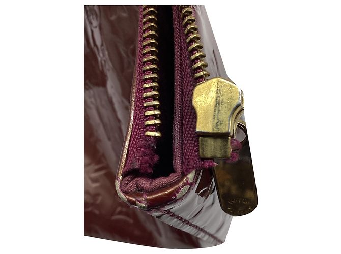Bolso Tote Louis Vuitton Bellevue GM en piel charol burdeos - vista 8