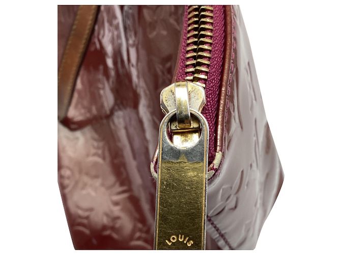 Bolso Tote Louis Vuitton Bellevue GM en piel charol burdeos - vista 9